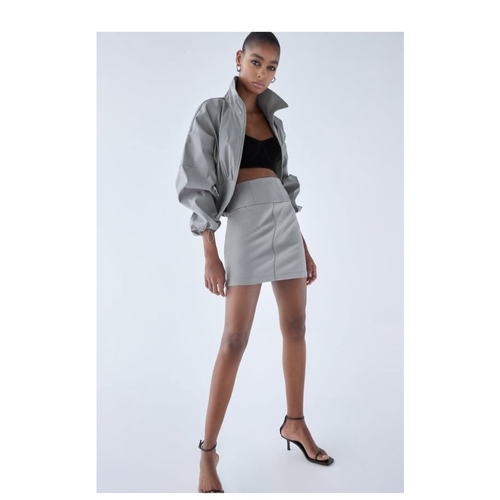 Zara TECHNICAL MINI SKIRT
Charcoal gray size M/28